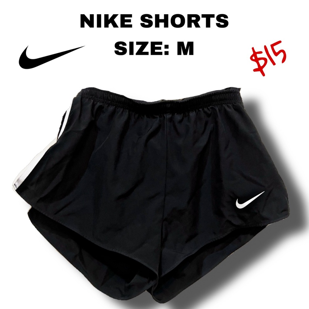 NIKE WOMEN SHORTS. SIZE M